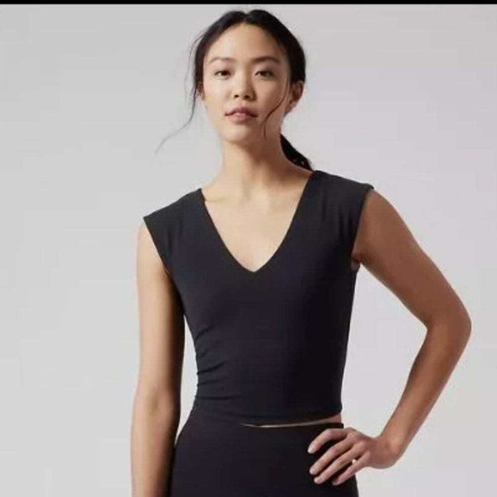 NWOT! Athleta Vita Free Cropped Tee | XL | Black | V Neck | Built in Mesh Bra